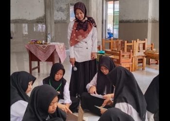 Guru Hononer Insipiratif Ajak Siswa Manfaatkan Barang Bekas