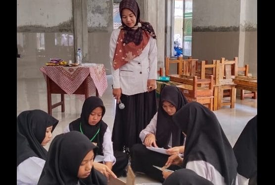 Guru Hononer Insipiratif Ajak Siswa Manfaatkan Barang Bekas