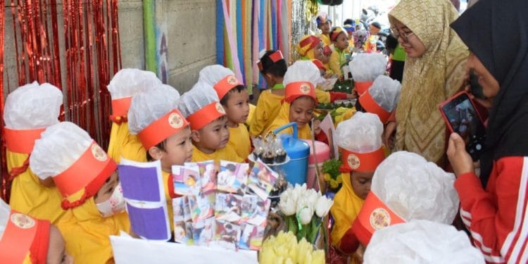 Serunya Para Siswa TK IT Fitrah Insani Olah Pisang Menjadi Kuliner Lezat