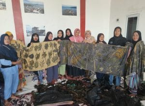 Serunya Istri Nelayan di Pulau Pasaran Belajar Membuat Ecoprint