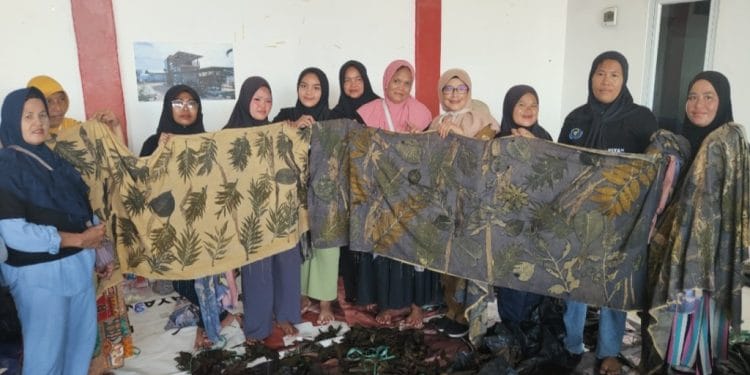 Serunya Istri Nelayan di Pulau Pasaran Belajar Membuat Ecoprint