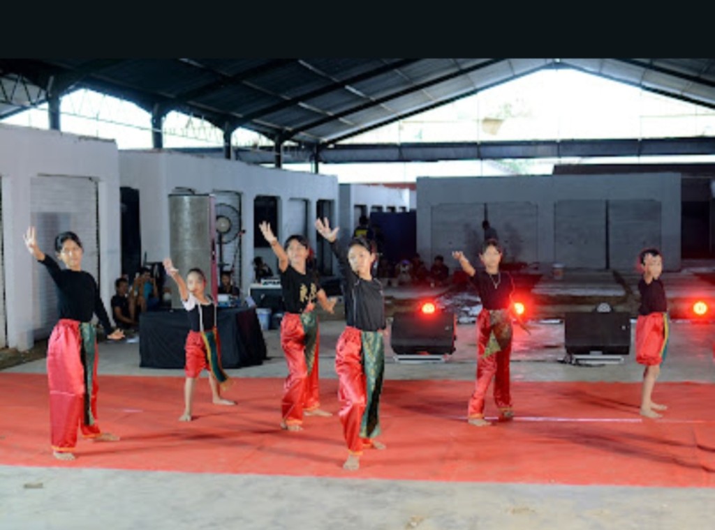 Keindahan gera tari peserta membuat takjub para pengunjung di Bedawa Movement Pringsewu.