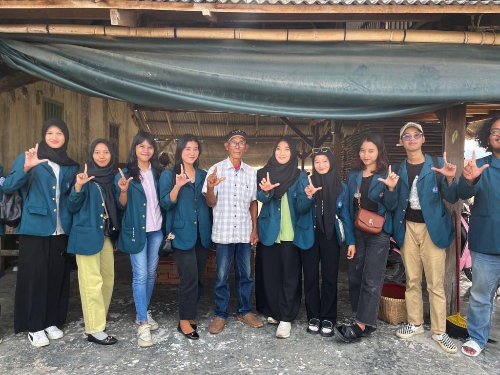 Mahasiswa Bantu UMKM Pulau Pasaran Pakai TikTok Shop