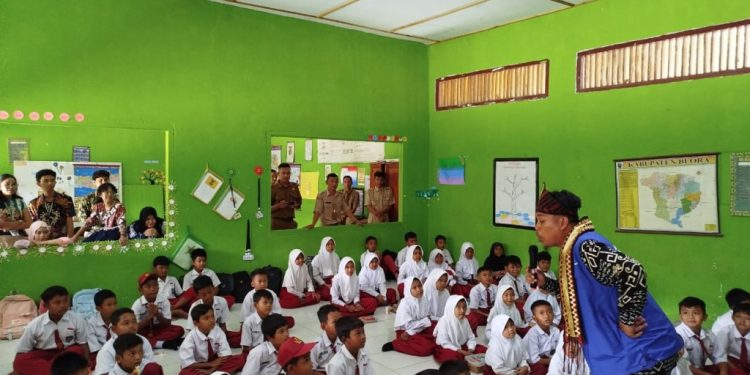 Jarwo Songha, Pendongeng Lampung Hiburi Anak-Anak di Pelosok Blora