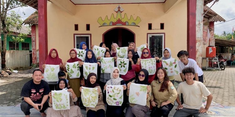 Mahasiswa KKN Unila Sosialisasi Ecoart Ramah Lingkungan ke Warga Desa Sukanegara
