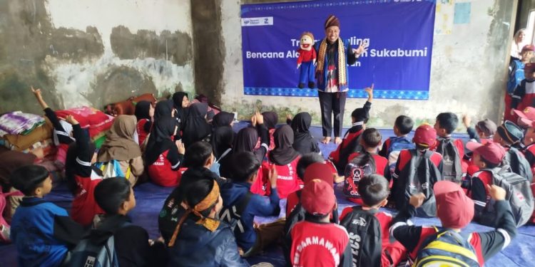 Jarwo Songha Hibur Anak-anak Penyintas Longsor lewat Dongeng