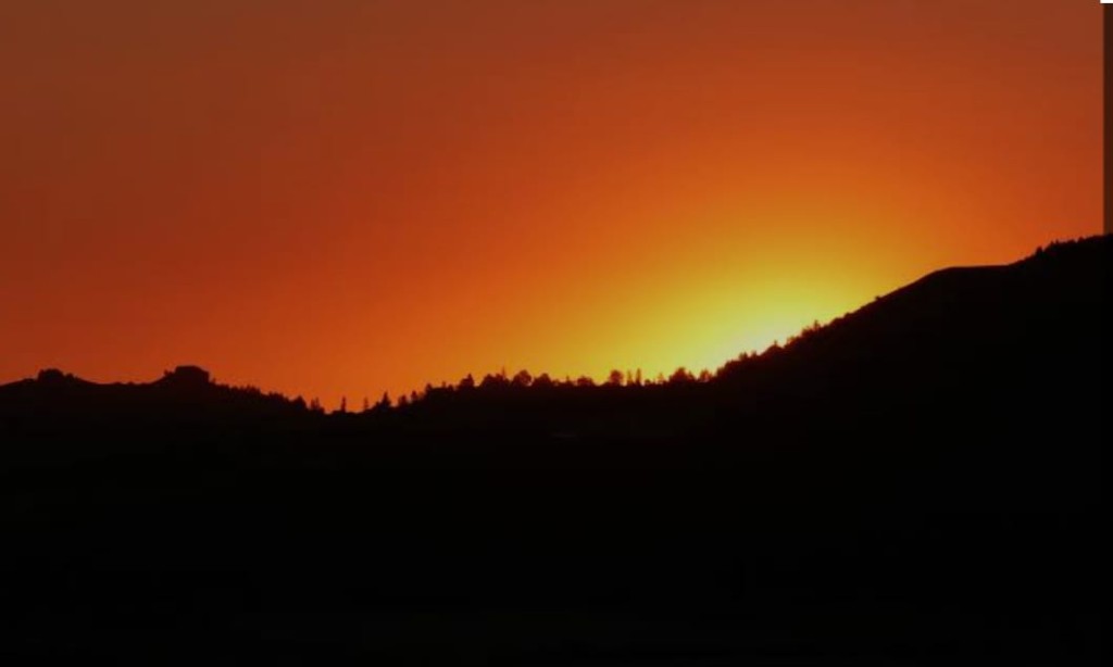 matahari terbenam di gunung maago