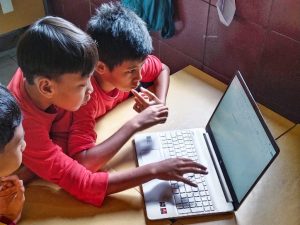 Pelatihan Komputer di Desa Sukanegara: Mahasiswa KKN Unila Dukung Pendidikan Digital untuk Siswa SD