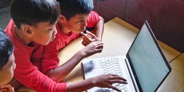 Pelatihan Komputer di Desa Sukanegara: Mahasiswa KKN Unila Dukung Pendidikan Digital untuk Siswa SD