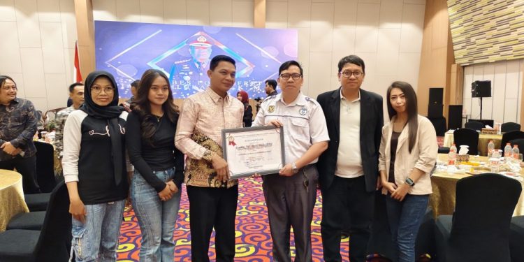 Kapolresta Bandar Lampung Abdul Waras Terima Penghargaan dari Komnas Perlindungan Anak