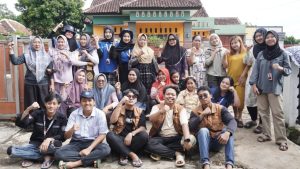 Dukung Pertanian Berkelanjutan, KKN Tanjung Ratu Latih Warga Buat Pupuk Kompos