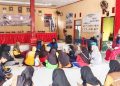 Para ibu antusias mengikuti pelatihan pembuatan pupuk organik cair.