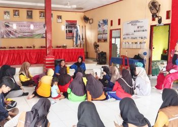 Para ibu antusias mengikuti pelatihan pembuatan pupuk organik cair.