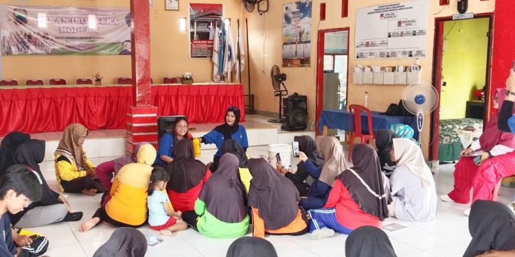 Para ibu antusias mengikuti pelatihan pembuatan pupuk organik cair.