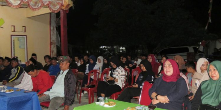 Warga Desa Sukanegara menyimak sosialisasi bahaya narkoba.