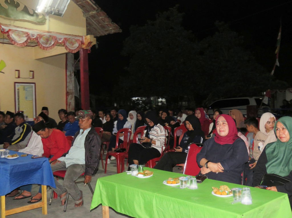 Warga Desa Sukanegara menyimak sosialisasi bahaya narkoba.