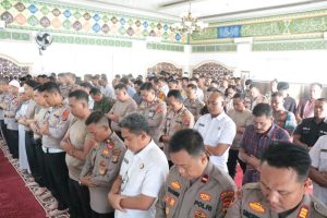 Polres Tulang Bawang Gelar Salat Gaib untuk Tiga Anggota Polri yang Gugur