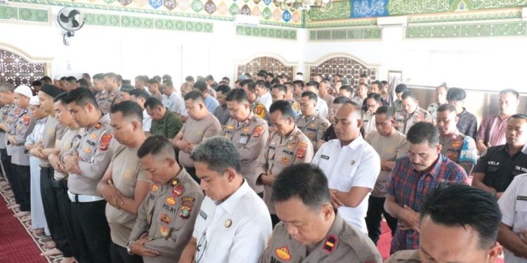 Polres Tulang Bawang Gelar Salat Gaib untuk Tiga Anggota Polri yang Gugur