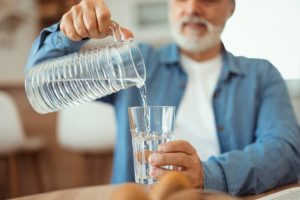 Benarkah Harus Minum 8 Gelas Sehari? Mitos dan Fakta Air Putih