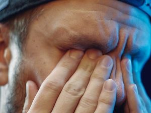 Bahaya Main HP di Mobil: Risiko Retina Robek Mengintai