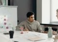 Pria berbincang soal pekerjaan