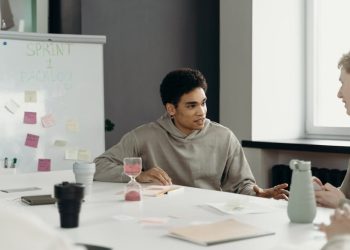 Pria berbincang soal pekerjaan