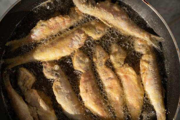 menggoreng ikan