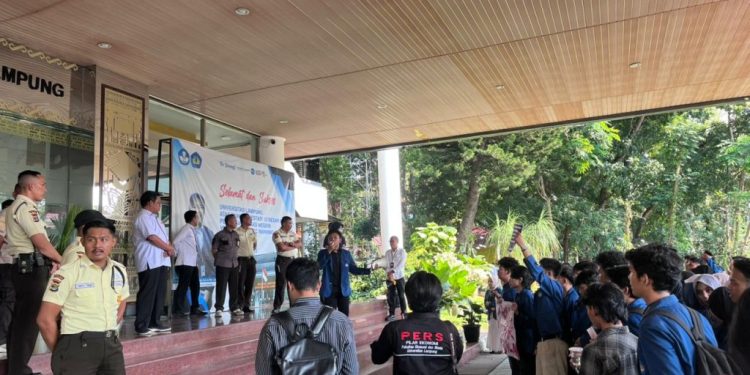 Aksi Mahasiswa FEB Unila Memanas, Tuntut Keadilan atas Kematian Pratama Wijaya