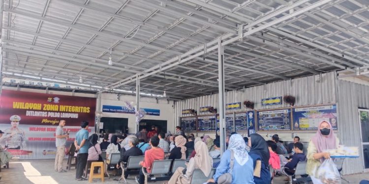 Antusiasme masyarakat di hari pertama