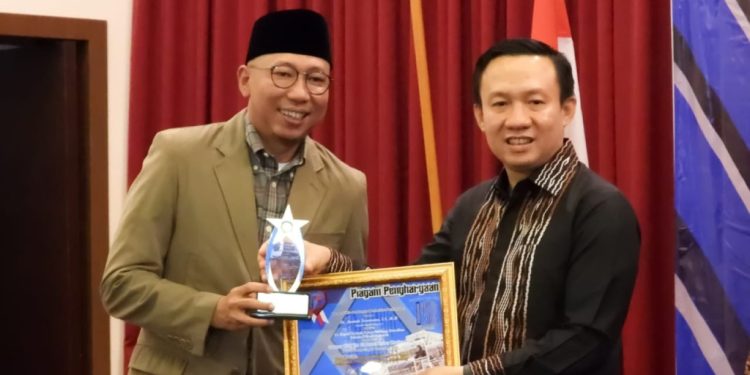Penyerahan penghargaan