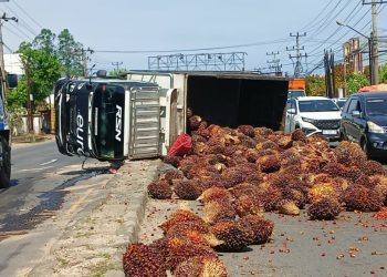 Truk Sawit Terguling di Jalur Bypass Rajabasa, Kemacetan Mengular hingga Satu Kilometer