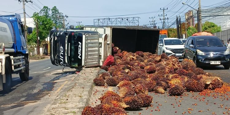 Truk Sawit Terguling di Jalur Bypass Rajabasa, Kemacetan Mengular hingga Satu Kilometer