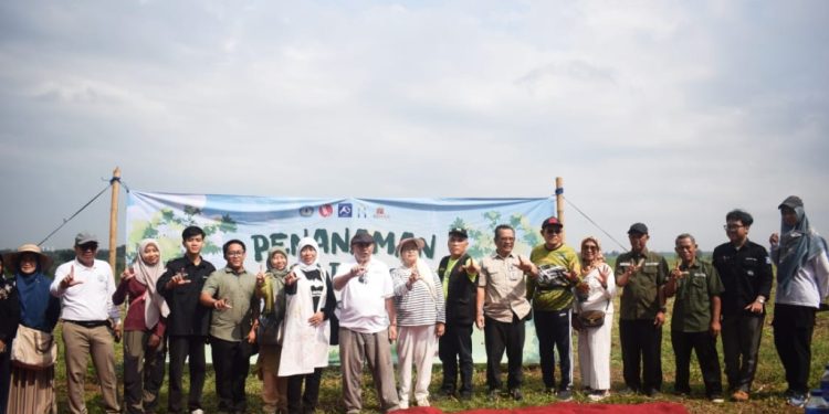 Reformarch Arsitektur Unila dan Komunitas Arunika Tanam 500 Pohon Buah