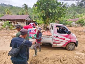 PT Tunas Dwipa Matra Salurkan Bantuan Banjir Bandang di Lampung Barat