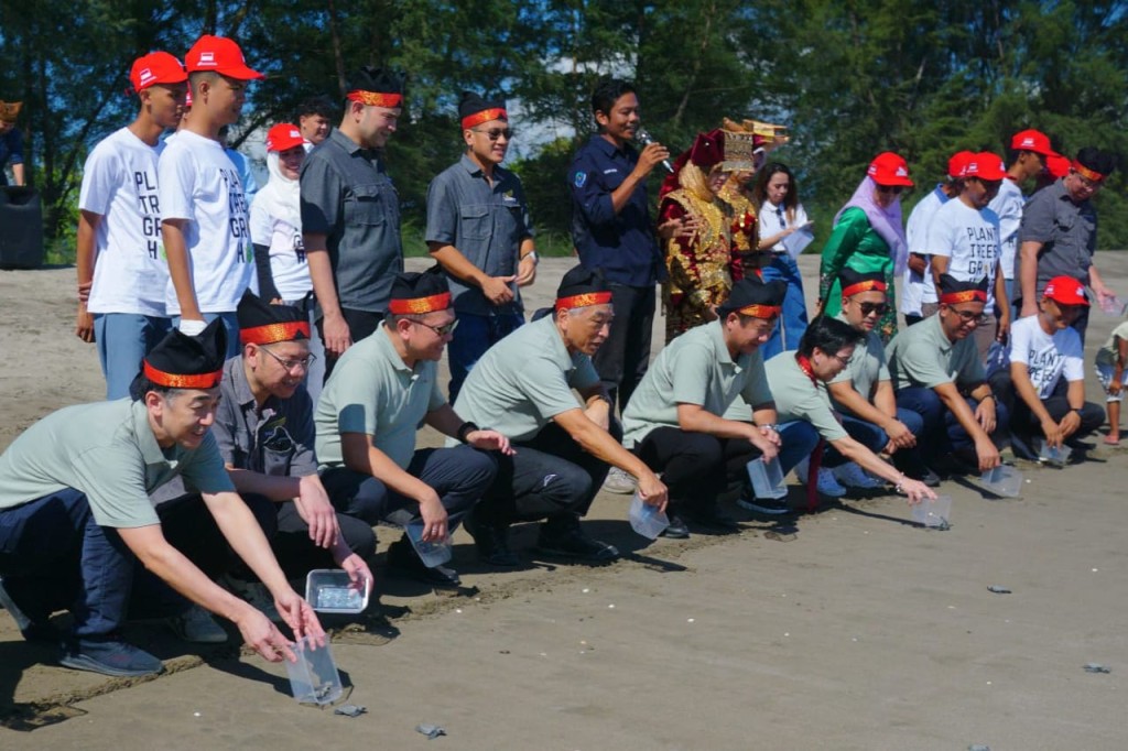 Yayasan AHM Kolaborasi Jaga Pesisir 16.000 Mangrove, Tukik, dan Bersih Pantai