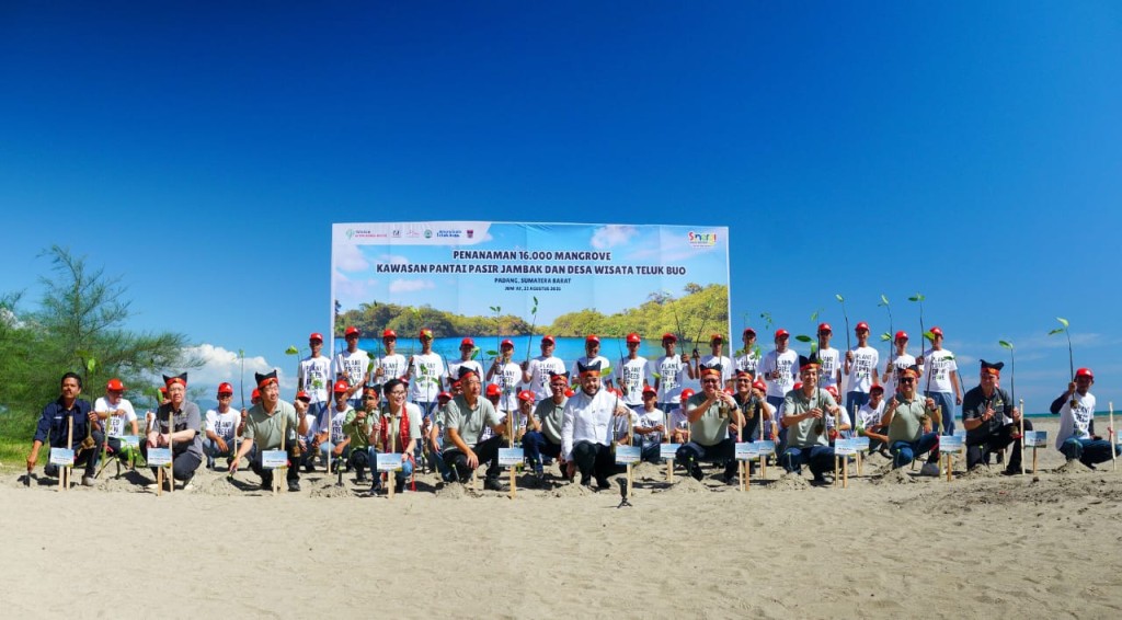 Yayasan AHM Kolaborasi Jaga Pesisir 16.000 Mangrove, Tukik, dan Bersih Pantai.