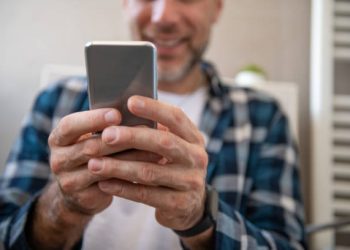 bermain ponsel di toilet