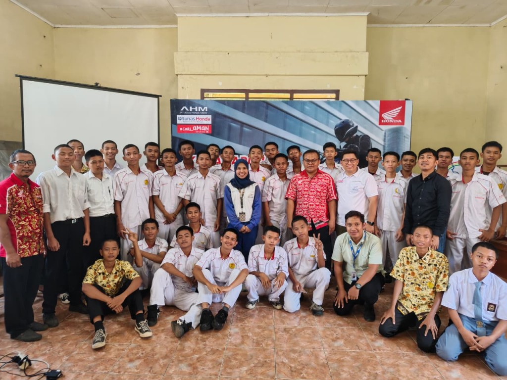 Edukasi Safety Riding di SMKN 2 Bandar Lampung digelar PT Tunas Dwipa Matra (TDM).