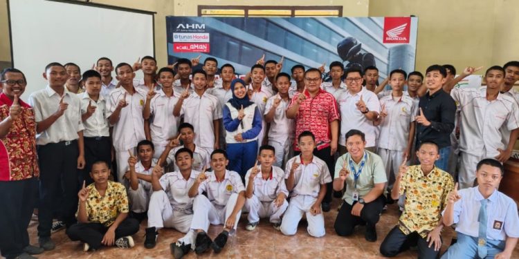 Edukasi Safety Riding di SMKN 2 Bandar Lampung digelar PT Tunas Dwipa Matra (TDM)
