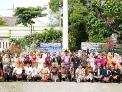 BGTK Lampung Meriahkan Hari Guru dengan Parade Baju Adat