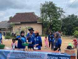 Mahasiswa KKN Unila Ajak Warga Desa Munca Olah Kulit Bawang Jadi Pupuk Cair