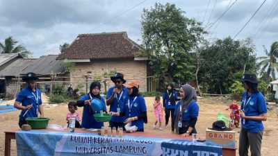 Mahasiswa KKN Unila Ajak Warga Desa Munca Olah Kulit Bawang Jadi Pupuk Cair