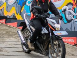 Tips Aman Berkendara Motor saat Hujan ala TDM