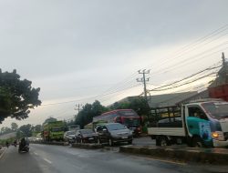 Truk Tronton Tersangkut di Median Jalan, Kemacetan Parah Terjadi di Jalan Raya Natar