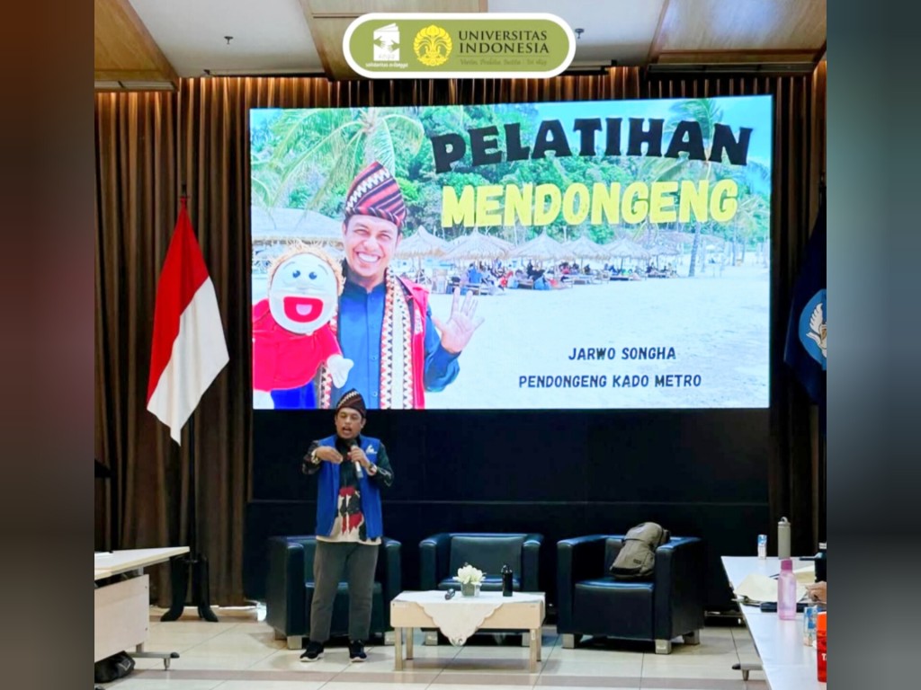 Tri Sujarwo menyampaikan materi mendongeng kepada mahasiswa Universitas Indonesia dalam pelatihan berbasis pemulihan psikososial anak.