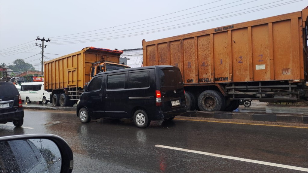 Dump Truk Terlibat Kecelakaan Beruntun di Putaran Natar Hajimena, Lalu Lintas Lumpuh