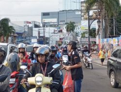 Pulsar Brotherhood Lampung Berbagi Takjil dan Nasi Kotak untuk Ojol di Tugu Adipura