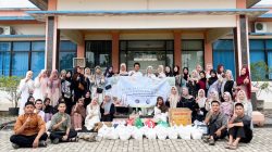 Siswa Kelas 12 SMAN 1 Tumijajar Bagikan 346 Takjil dan 15 Sembako untuk Warga Sekitar