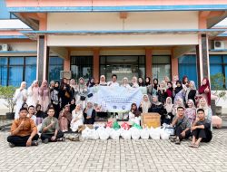 Siswa Kelas 12 SMAN 1 Tumijajar Bagikan 346 Takjil dan 15 Sembako untuk Warga Sekitar