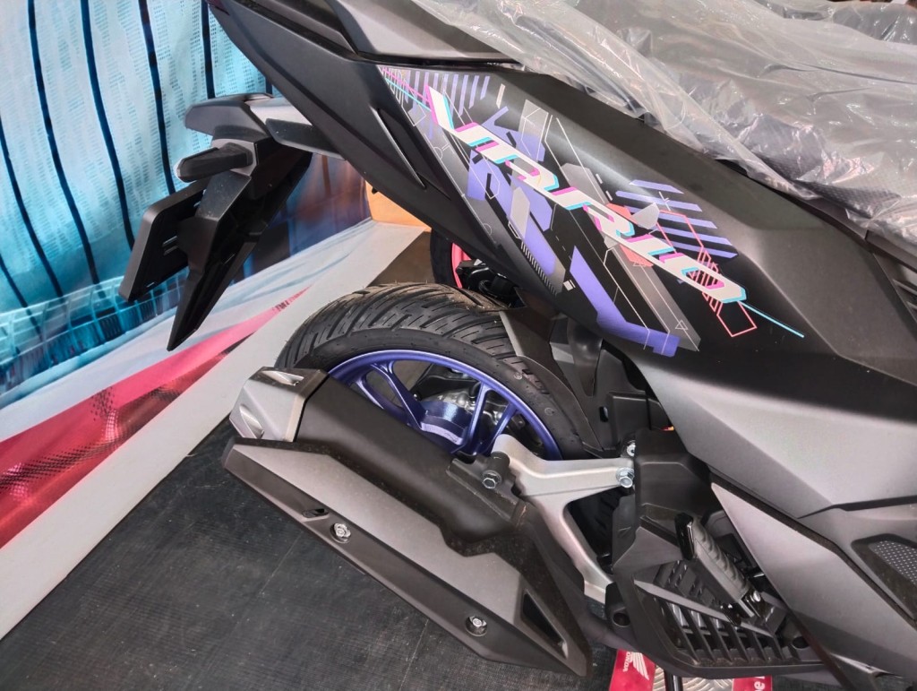 Vario 125 Street tampil sporty dengan setang naked dan fitur modern. Skutik ini irit, stylish, dan cocok untuk anak muda aktif..